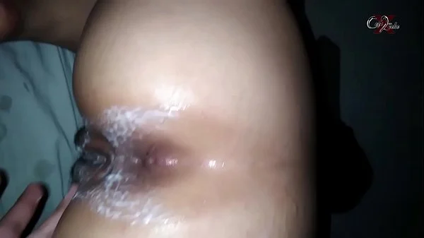 AY SÍ! LLENAME EL CULO!!! Le follo el culo mientras d. y se despierta toda arrecha pidiendo que le llene su gran CULO de leche... anal pov real