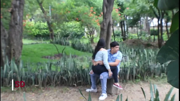 ESPIANDO A UNA PAREJA EN EL PARQUE PUBLICO